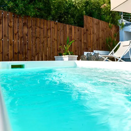 Izabela With Private Pools 아파트 *