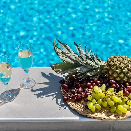 Izabela With Private Pools 아파트 헐소니소스